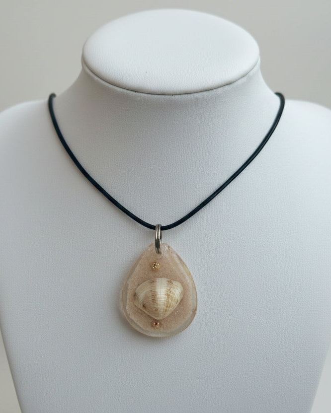 Necklace with a shell pendant on a mannequin bust